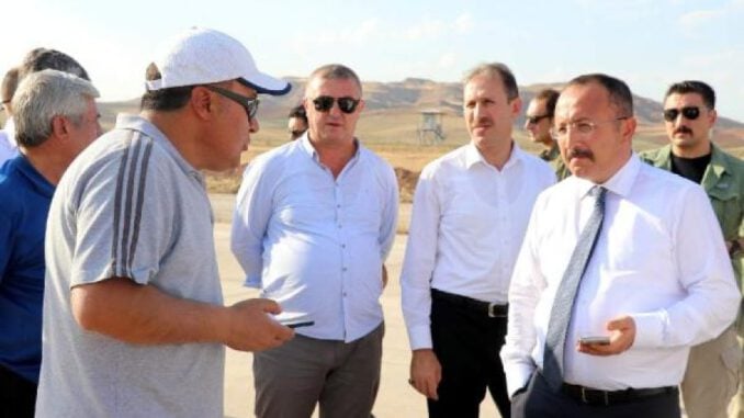 siirt-valisi-karsinda-bir-vali-var-nasil-konusacagini-iyi-bilmen-lazim-8181-dhaphoto2-5ba5d7e51b7e2
