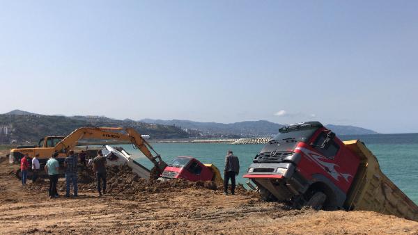 Trabzonda-deniz-dolgusu-çöktü-3-kamyon-kıyıda-asılı-kaldı-4