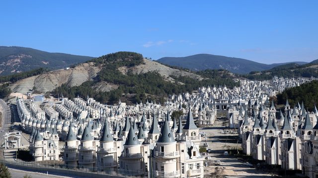 10037797-640x360
