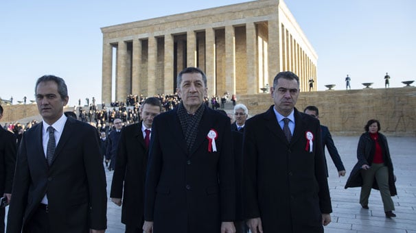 bakan-selcuk-ve-ogretmenler-anitkabir-i-ziyaret-etti-12810387
