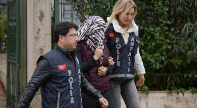 66 yaşındaki ev sahibine şantaj! Çıplak fotoğraflarını çekip...