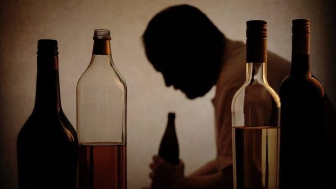 Alkol bitince çamaşır suyu içti!