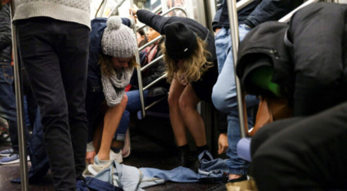 Avrupa'da 'No Trousers On The Tube' Çılgınlığı (Metroda Soyunma Akımı)
