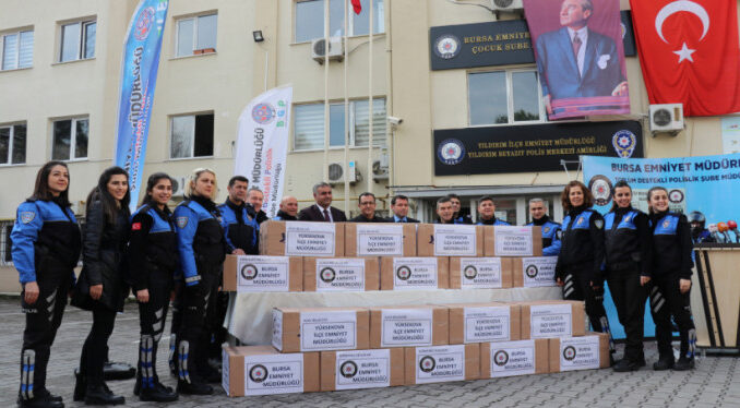 Bursa Polisinden Hakkari'deki Lise Öğrencilere 2 bin 615 Kitap