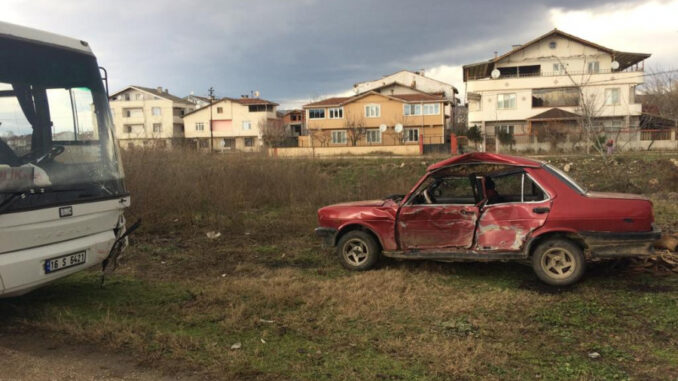 Bursa'da Servis Aracıyla Çarpışan Otomobil Hurdaya Döndü