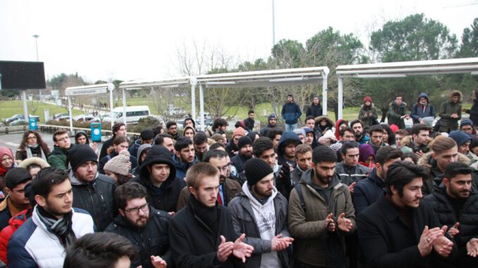 degisen-akademik-takvime-universite-ogrencilerinden-tepki-3572-dhaphoto3-5c34611dc9f47