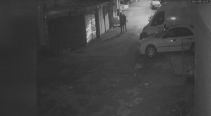 Dehşet anları! Genç kızın boğazına çakmak dayayıp...