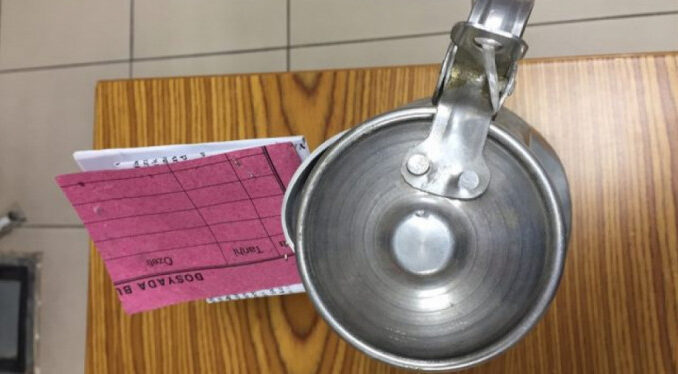Duş almayan çalışanını güğümle dövdü!