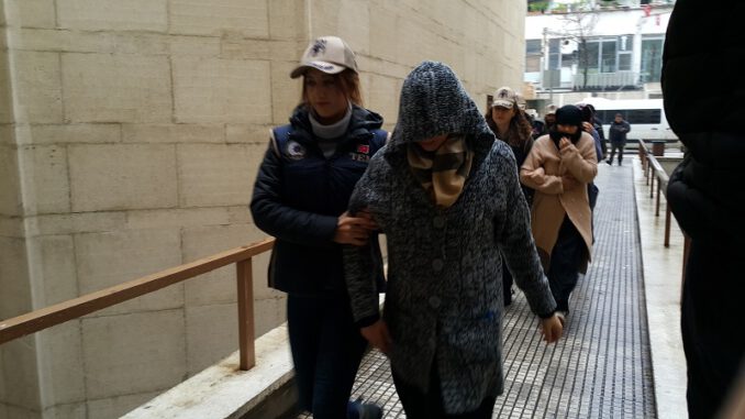 nterpol'ün Aradığı Kadınlar Bursa Adliyesi'ne Sevk Edildi