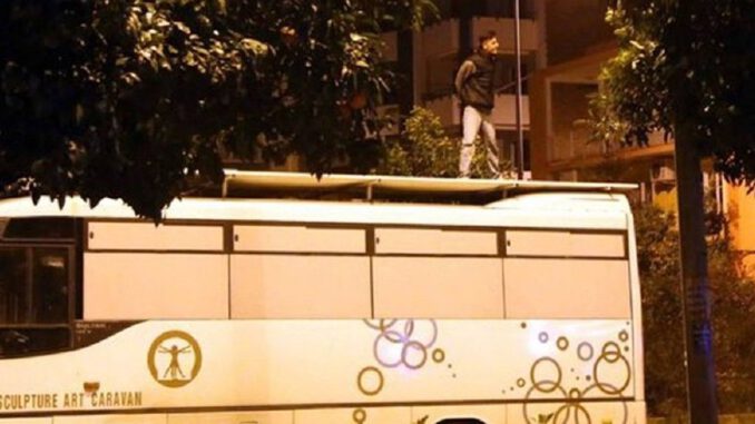 Midibüsün üzerine çıkıp bağırmaya başlayınca gözaltına alındı Artist olmak için yaptım