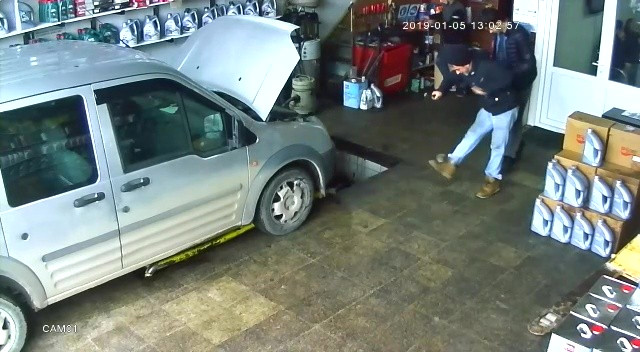 Motordan fırlayan davetsiz misafir korkuttu