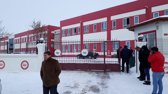 renci Öğretmeni Ayağından Vurdu