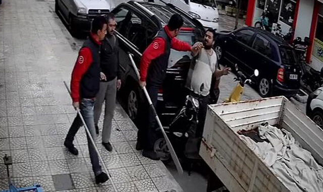 Sokak ortasında 'pes' dedirten olay! Esnafın elinden zor kurtuldu