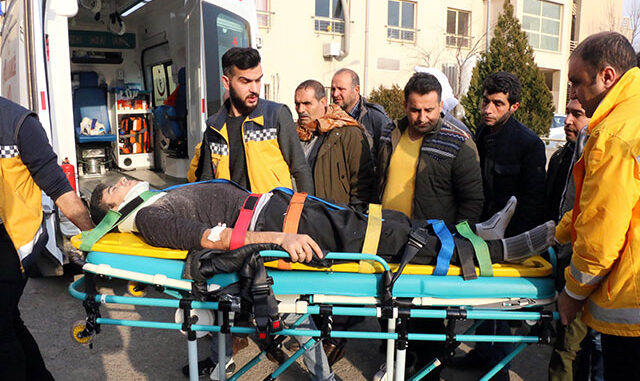 Takla atan hafif ticari araç, tarlaya devrildi 7 yaralı
