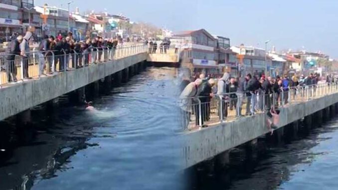 Bursa'da Nefes Kesen Kurtarma Operasyonu! Buz Gibi Suya Atladı