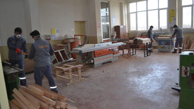 Bursa'daki bu Okul Fabrika Gibi Çalışıyor! Ahşap Oyuncak İmal Ediyorlar