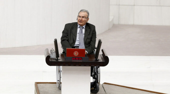 Deniz Baykal yemin etti
