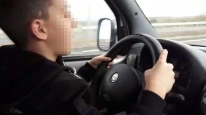 Akılalmaz olay! 10 yaşlarındaki çocuğuna araç kullandırdı, 'polisi boş ver' dedi