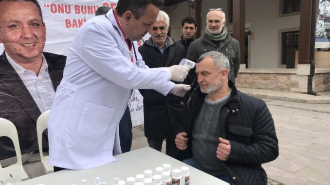 bagimsiz-aday-doktor-kiyafeti-ile-miting-yapti-tansiyon-olctu-7924-dhaphoto5-5c8a4ae1d73e4