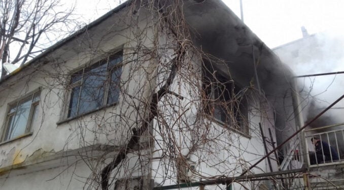 Bursa'da 2 katlı evde korkutan yangın!