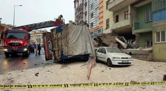 Kontrolden Çıkan Çekirdek Yüklü Kamyon Eve Devrildi