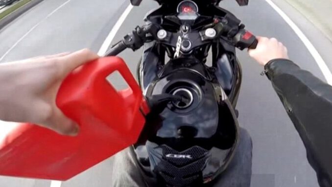 Seyir halindeyken motosiklet deposuna benzin doldurdu