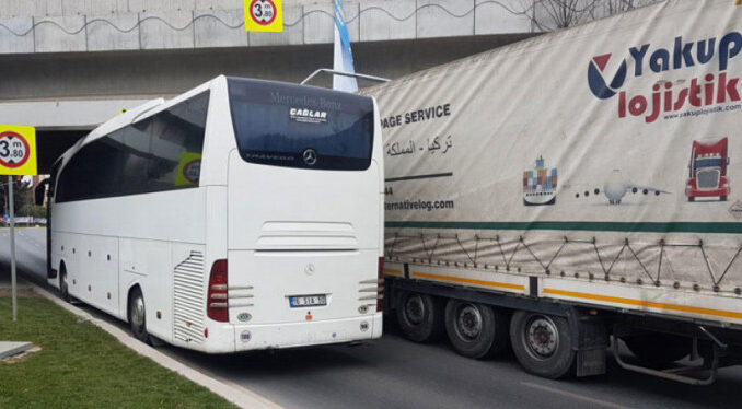 TIR ve otobüs üst geçide sıkıştı!