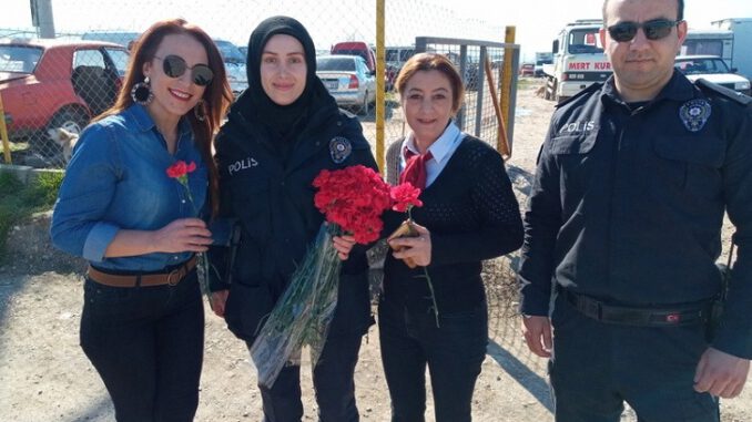 Yenişehir'de Polis Ekipleri Kadın Sürücülere Karanfil Dağıttı