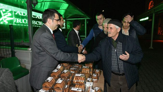 Yıldırım Başkan Adayı Oktay Yılmaz, Kandil Simidi Dağıttı