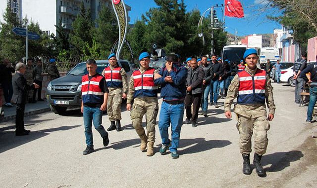 2,5 milyon dolar gasbeden polis yelekli soyguncular yakalandı