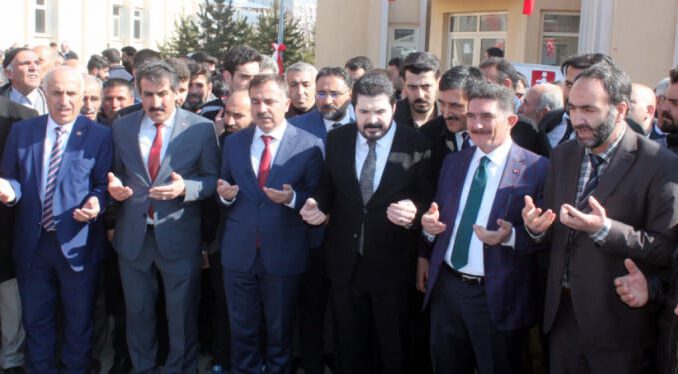 Ağrı yeni belediye başkanı Savcı Sayan X-ray cihazını söktürdü