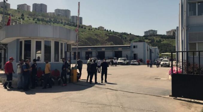 Arkadaşları işten çıkarıldı, 700 işçi iş bıraktı!