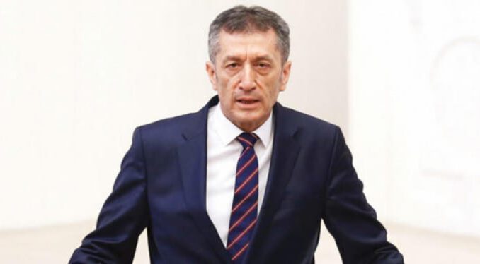 Bakan Selçuk'tan kanseri yenen öğretmene 'Evine hoş geldin' mesajı