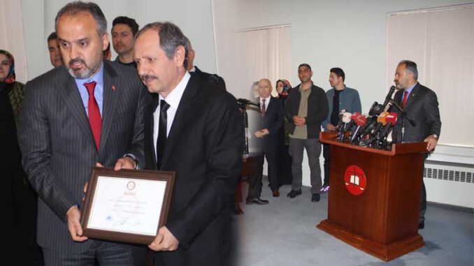 Bursa-Büyükşehir-Belediye-Başkanı-Alinur-Aktaş-mazbatasını-aldı