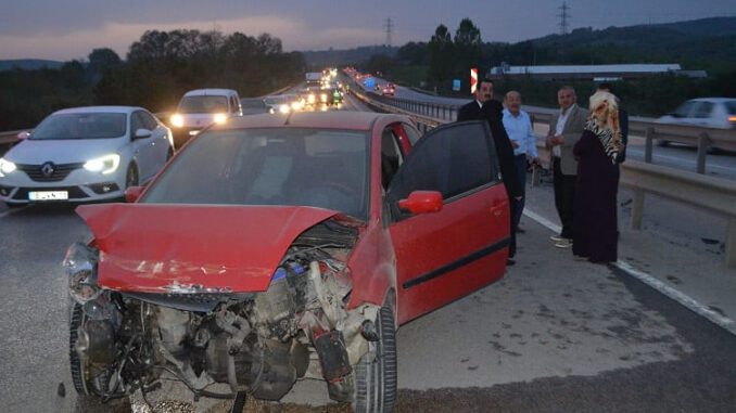 Bursa İnegöl'de otomobil bariyerlere daldı 2 yaralı