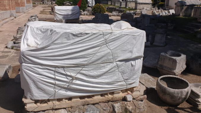 Bursa İznik Müzesi'nde sergilenen lahitler için özel bez