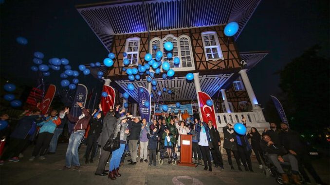 Bursa otizm için mavi ışık yaktı