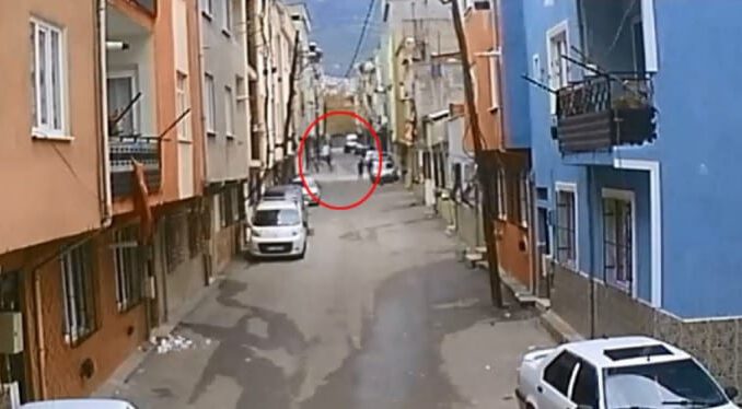 Bursa'da 2 Kapkaççı 11 Yaşındaki Çocuğun Cep Telefonunu Çaldı