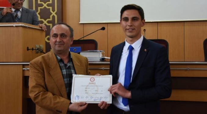 Bursa'da 20 Yaşındaki Muhtar Oktay Garip Mazbatasını Aldı