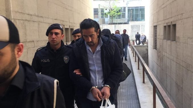 Bursa'da aralarında 2 polisin de bulunduğu 6 silah kaçakçısı adliyeye sevk edildi