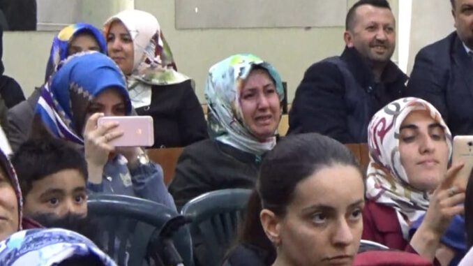 Bursa'da Dünya Otizm Farkındalık Günü'nde Göz Yaşlarına Hakim Olamadılar