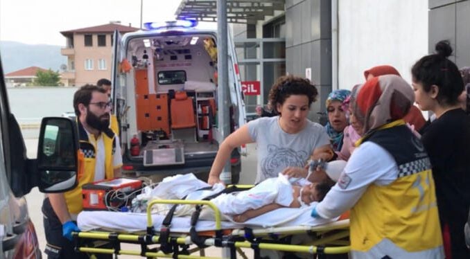 Bursa'da geri manevra yapan otomobilin ezdiği çocuk ağır yaralandı!