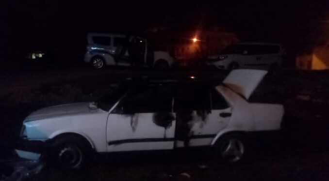 Bursa'da park halindeki otomobil alev alev yandı