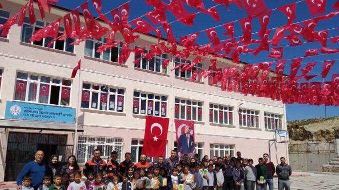 Bursa'da Seçimin Bitmesiyle Partilerin Astığı Bayrakları Toplayan Müdür Okulu Süsledi