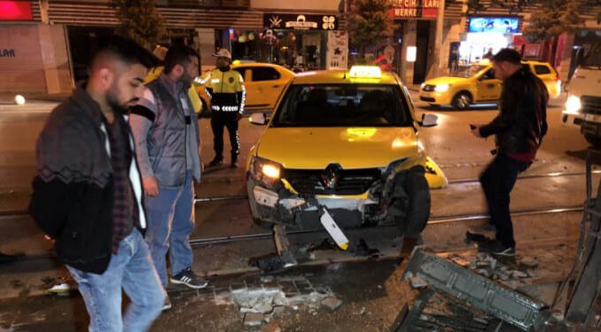 Bursa'da U dönüşü yaparken, otomobil çarptı