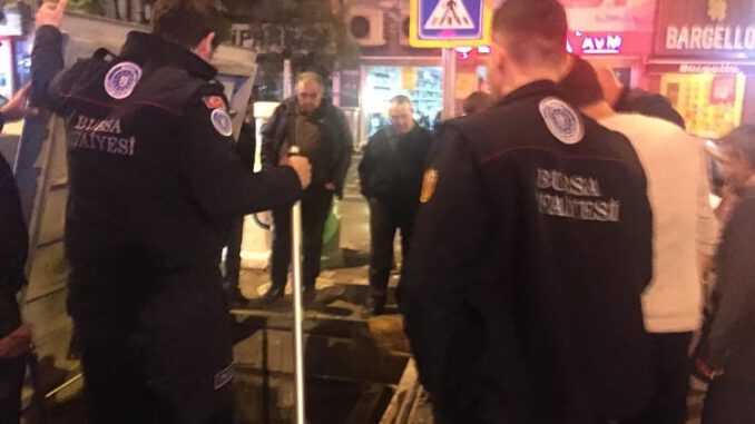 Bursa'da yeraltı çöp konteynırına düşen kediye ekipler kurtardı