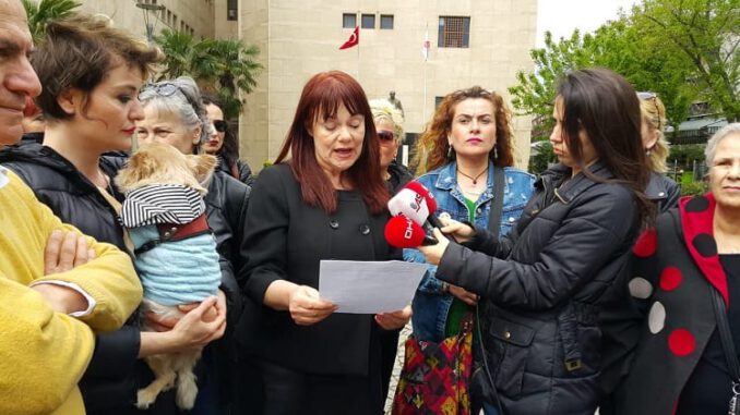 Bursa'daki Köpek Katilleri Bulunamadı... Hayvanseverler Adliye Önünde Açıklama Yaptı