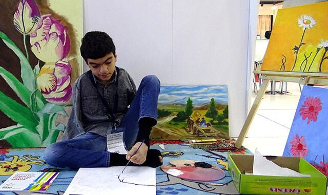 Doğuştan iki kolu yok, sol ayağıyla 50 yağlı boya tablo yaptı