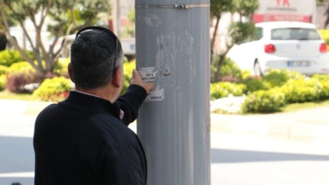 Elektrik direklerine yapıştırılan Atatürk ve 'Andımız' çıkartmaları için inceleme başlatıldı