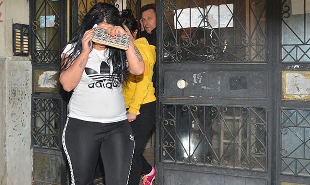 Eşi tarafından darp edilip eve kilitlenen kadını itfaiye kurtardı